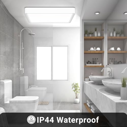 Quadratische LED-Deckenleuchte mit flachem weißem Rahmen an der Decke im Badezimmer.