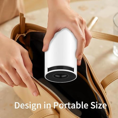 LQWELL® Mini-Projektor in Weiß, von Hand in einer Tragetasche gehalten