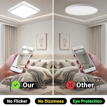 Quadratische LED-Deckenleuchte mit weißem Rahmen an der Decke, flaches Design.