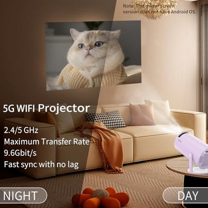 Lila Mini-Projektor auf Standfuß, Projektion auf eine Fläche im Wohnzimmer