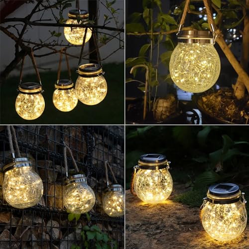 Mehrere Solar-Laternen mit goldener Glaskugel, an Ästen hängend, warm beleuchtet