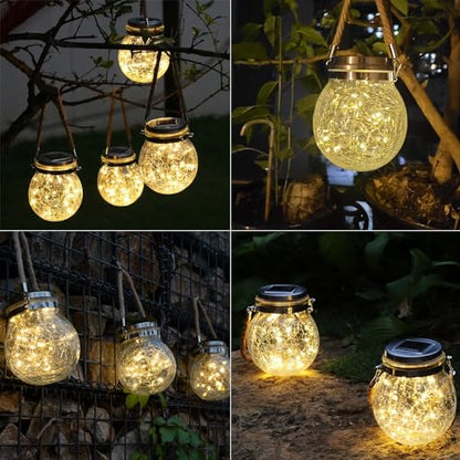 Mehrere Solar-Laternen mit goldener Glaskugel, an Ästen hängend, warm beleuchtet