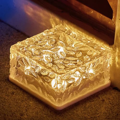 Nahaufnahme einer goldfarbenen Solar-Glaswürfelleuchte mit Warmweiß-Glanz