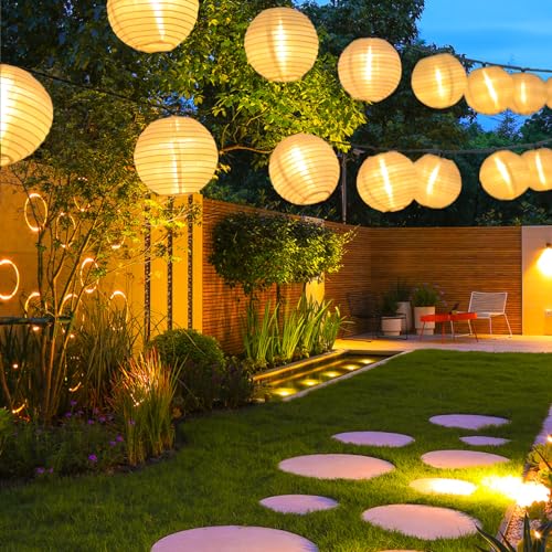 Solar-Lichterkette mit warmweißen Papier-Laternen über Rasen und Gartenweg