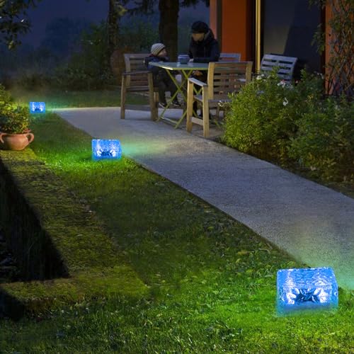 Mehrere blaue Solar-Glaspflasterstein-Würfel im Gartenweg, jeweils leuchtend