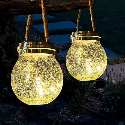 Paar Solar-Hängeleuchten mit goldener Glaskugel und warmem Licht, Metallhalter am Seil