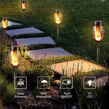Solar-Gartenfackel mit Flammeneffekt, mehrere Lampen im Garten am Weg