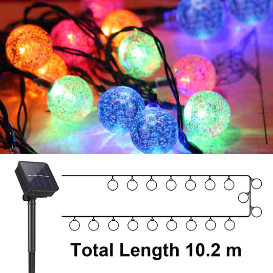 Solar-Lichterkette mit Kristallkugeln, Solarpanel und Kugelleuchten am Kabel