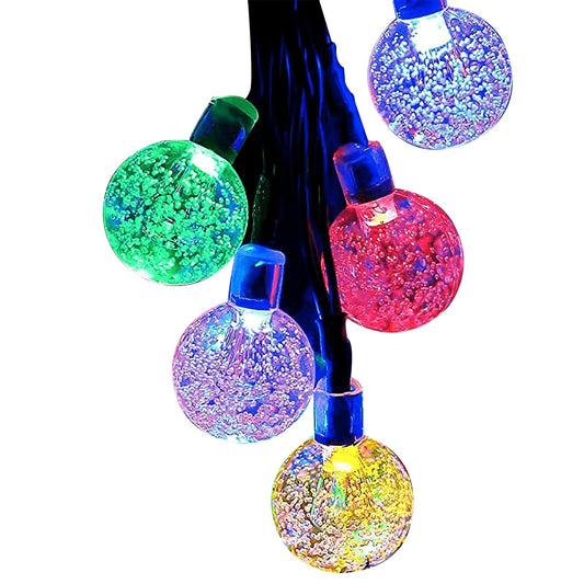 Solar-Lichterkette mit Kristallkugeln, mehrfarbig leuchtende Kugeln an dunklem Kabel